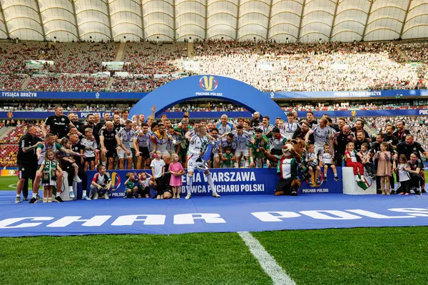 Legia oyuncuları, Legia Warszawa ve Pogon Szczecin (Maciej Rogowski) takımları arasında oynanan 2025 Polonya Kupası finalini kazandıktan sonra kutlama yaparken görüldü.)