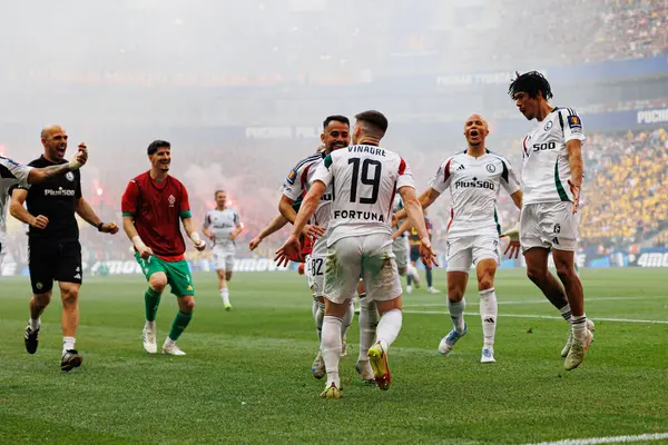 Legia oyuncuları Ruben Vinagre 'den 2025 Polonya Kupası finalinde Legia Warszawa ve Pogon Szczecin (Maciej Rogowski) takımları arasında gol üstüne gol atarken görüldü.)
