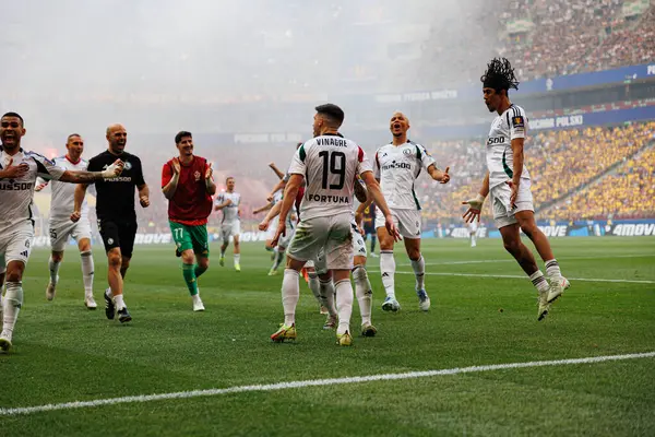 Legia oyuncuları Ruben Vinagre 'den 2025 Polonya Kupası finalinde Legia Warszawa ve Pogon Szczecin (Maciej Rogowski) takımları arasında gol üstüne gol atarken görüldü.)