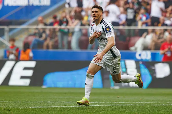 Rubne Vinagre, Legia Warszawa ve Pogon Szczecin (Maciej Rogowski) takımları arasında oynanan 2025 Polonya Kupası finalinde gol attıktan sonra kutlama yaparken görüldü.)