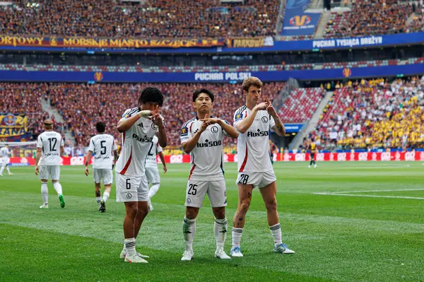 Maximillian Oyedele, Ryoya Morishita ve Marc Gual, Legia Warszawa ve Pogon Szczecin (Maciej Rogowski) takımları arasında oynanan 2025 Polonya Kupası finalinde Ryoya Morishita 'dan sonraki golü kutluyorlar.)