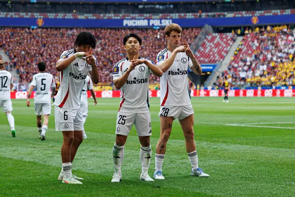 Maximillian Oyedele, Ryoya Morishita ve Marc Gual, Legia Warszawa ve Pogon Szczecin (Maciej Rogowski) takımları arasında oynanan 2025 Polonya Kupası finalinde Ryoya Morishita 'dan sonraki golü kutluyorlar.)