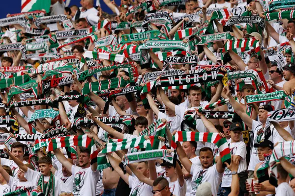 Legia taraftarları 2025 Polonya Kupası finalinde Legia Warszawa ve Pogon Szczecin (Maciej Rogowski) takımları arasında görüldü.)