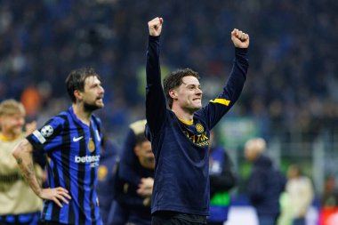 Nicola Zalewski UEFA Şampiyonlar Ligi yarı final maçında Internazionale Milano ve FC Barcelona (Maciej Rogowski) takımları arasında görüldü.)