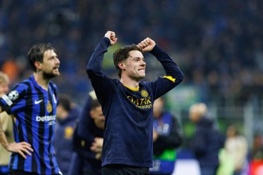 Nicola Zalewski UEFA Şampiyonlar Ligi yarı final maçında Internazionale Milano ve FC Barcelona (Maciej Rogowski) takımları arasında görüldü.)