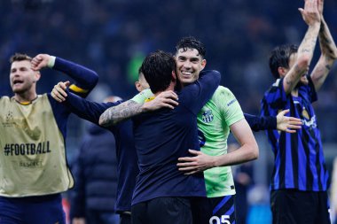 Nicola Zalewski ve Alessandro Bastoni UEFA Şampiyonlar Ligi yarı final maçında Internazionale Milano ve FC Barcelona (Maciej Rogowski)