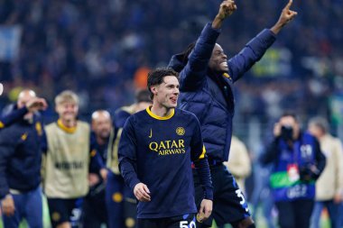 Nicola Zalewski UEFA Şampiyonlar Ligi yarı final maçında Internazionale Milano ve FC Barcelona (Maciej Rogowski) takımları arasında görüldü.)