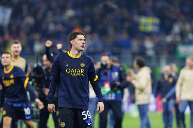 Nicola Zalewski UEFA Şampiyonlar Ligi yarı final maçında Internazionale Milano ve FC Barcelona (Maciej Rogowski) takımları arasında görüldü.)