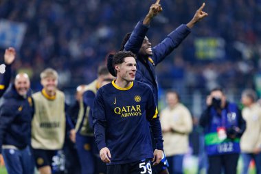 Nicola Zalewski UEFA Şampiyonlar Ligi yarı final maçında Internazionale Milano ve FC Barcelona (Maciej Rogowski) takımları arasında görüldü.)