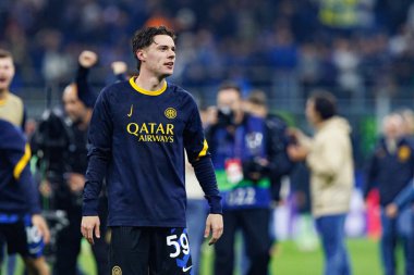 Nicola Zalewski UEFA Şampiyonlar Ligi yarı final maçında Internazionale Milano ve FC Barcelona (Maciej Rogowski) takımları arasında görüldü.)