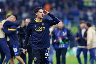 Nicola Zalewski UEFA Şampiyonlar Ligi yarı final maçında Internazionale Milano ve FC Barcelona (Maciej Rogowski) takımları arasında görüldü.)