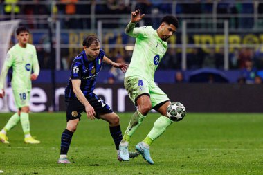 Nicolo Barella ve Ronald Araujo UEFA Şampiyonlar Ligi yarı final maçında Internazionale Milano ve FC Barcelona (Maciej Rogowski)
