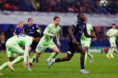 Frenkie De Jong ve Marcus Thuram UEFA Şampiyonlar Ligi yarı final maçında Internazionale Milano ve FC Barcelona (Maciej Rogowski) takımları arasında görüldü.)