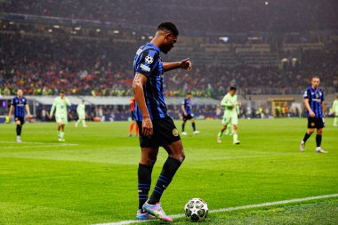 Denzel Dumfries UEFA Şampiyonlar Ligi yarı final maçında Internazionale Milano ve FC Barcelona (Maciej Rogowski) takımları arasında görüldü.)