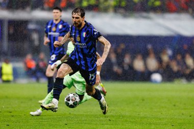 Francesco Acerbi UEFA Şampiyonlar Ligi yarı final maçında Internazionale Milano ve FC Barcelona (Maciej Rogowski) takımları arasında görüldü.)