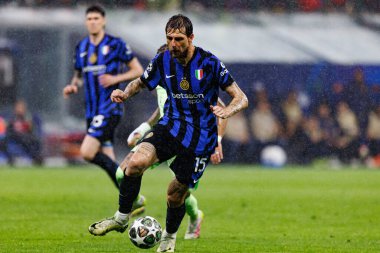 Francesco Acerbi UEFA Şampiyonlar Ligi yarı final maçında Internazionale Milano ve FC Barcelona (Maciej Rogowski) takımları arasında görüldü.)