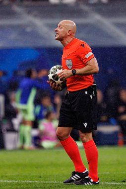 Szymon Marciniak UEFA Şampiyonlar Ligi yarı final maçında Internazionale Milano ve FC Barcelona (Maciej Rogowski) takımları arasında görüldü.)