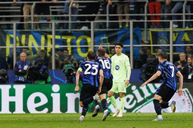 Davide Frattesi ve Nicolo Barella, UEFA Şampiyonlar Ligi yarı final maçında Milano ve Barcelona (Maciej Rogowski) takımları arasında gol üstüne gol atarken görüldü.)