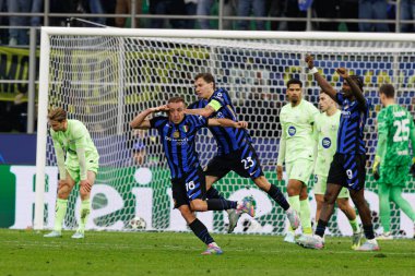 Davide Frattesi ve Nicolo Barella, UEFA Şampiyonlar Ligi yarı final maçında Milano ve Barcelona (Maciej Rogowski) takımları arasında gol üstüne gol atarken görüldü.)