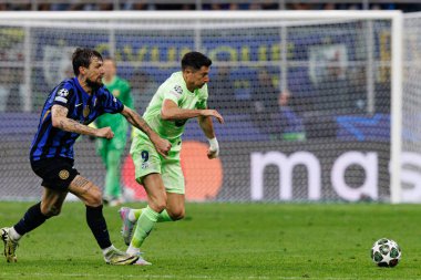 Francesco Acerbi ve Robert Lewandowski UEFA Şampiyonlar Ligi yarı final maçında Internazionale Milano ve FC Barcelona (Maciej Rogowski)