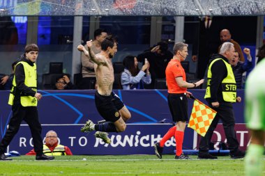 Francesco Acerbi UEFA Şampiyonlar Ligi yarı final maçında Milano ve Barcelona (Maciej Rogowski) takımları arasında attığı golü kutlarken görüldü.)