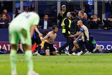 Francesco Acerbi UEFA Şampiyonlar Ligi yarı final maçında Milano ve Barcelona (Maciej Rogowski) takımları arasında attığı golü kutlarken görüldü.)