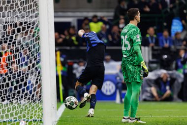Francesco Acerbi ve Wojciech Szczesny UEFA Şampiyonlar Ligi yarı final maçında Internazionale Milano ve FC Barcelona (Maciej Rogowski)
