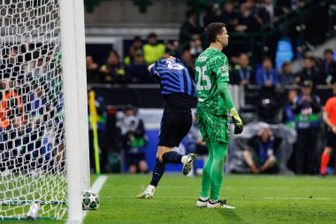 Francesco Acerbi ve Wojciech Szczesny UEFA Şampiyonlar Ligi yarı final maçında Internazionale Milano ve FC Barcelona (Maciej Rogowski)