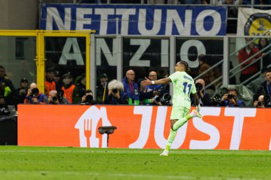 Raphinha, UEFA Şampiyonlar Ligi yarı final maçında Milano ve Barcelona (Maciej Rogowski) takımları arasında attığı golü kutlarken görülüyor.)