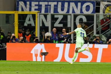 Raphinha, UEFA Şampiyonlar Ligi yarı final maçında Milano ve Barcelona (Maciej Rogowski) takımları arasında attığı golü kutlarken görülüyor.)