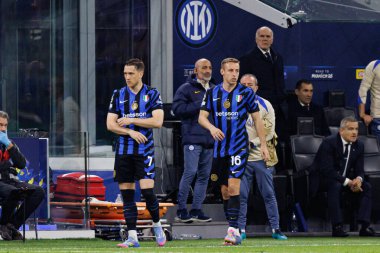 Piotr Zielinski ve Davide Frattesi UEFA Şampiyonlar Ligi yarı final maçında Internazionale Milano ve FC Barcelona (Maciej Rogowski)