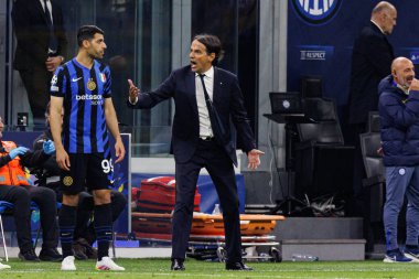 Mehdi Taremi ve Simone Inzaghi UEFA Şampiyonlar Ligi yarı final maçında Internazionale Milano ve FC Barcelona (Maciej Rogowski)