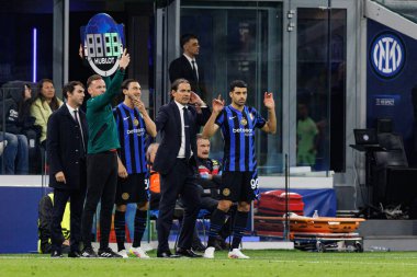 Matteo Darmian, Simone Inzaghi ve Mehdi Taremi UEFA Şampiyonlar Ligi yarı final maçında Internazionale Milano ve FC Barcelona (Maciej Rogowski) takımları arasında görüldü.)