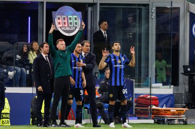 Matteo Darmian, Simone Inzaghi ve Mehdi Taremi UEFA Şampiyonlar Ligi yarı final maçında Internazionale Milano ve FC Barcelona (Maciej Rogowski) takımları arasında görüldü.)