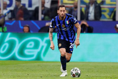 Hakan Calhanoğlu UEFA Şampiyonlar Ligi yarı final maçında Internazionale Milano ve FC Barcelona (Maciej Rogowski) takımları arasında görüldü.)