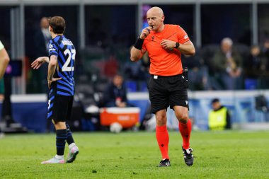 Szymon Marciniak UEFA Şampiyonlar Ligi yarı final maçında Internazionale Milano ve FC Barcelona (Maciej Rogowski) takımları arasında görüldü.)