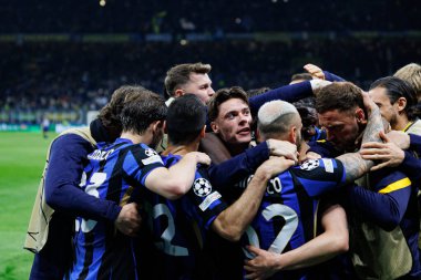 Internazionale Milano ve FC Barcelona (Maciej Rogowski) takımları arasında oynanan UEFA Şampiyonlar Ligi yarı final maçında Inter 'in oyuncuları Hakan Calhanoğlu' ndan gol üstüne gol atarken görüldü.)