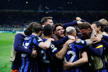Internazionale Milano ve FC Barcelona (Maciej Rogowski) takımları arasında oynanan UEFA Şampiyonlar Ligi yarı final maçında Inter 'in oyuncuları Hakan Calhanoğlu' ndan gol üstüne gol atarken görüldü.)