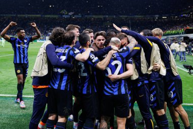 Internazionale Milano ve FC Barcelona (Maciej Rogowski) takımları arasında oynanan UEFA Şampiyonlar Ligi yarı final maçında Inter 'in oyuncuları Hakan Calhanoğlu' ndan gol üstüne gol atarken görüldü.)