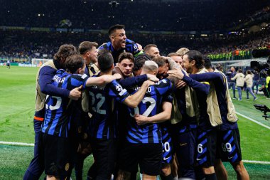 Internazionale Milano ve FC Barcelona (Maciej Rogowski) takımları arasında oynanan UEFA Şampiyonlar Ligi yarı final maçında Inter 'in oyuncuları Hakan Calhanoğlu' ndan gol üstüne gol atarken görüldü.)