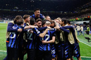 Internazionale Milano ve FC Barcelona (Maciej Rogowski) takımları arasında oynanan UEFA Şampiyonlar Ligi yarı final maçında Inter 'in oyuncuları Hakan Calhanoğlu' ndan gol üstüne gol atarken görüldü.)