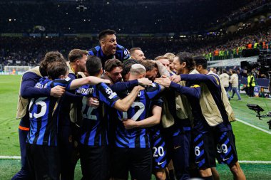 Internazionale Milano ve FC Barcelona (Maciej Rogowski) takımları arasında oynanan UEFA Şampiyonlar Ligi yarı final maçında Inter 'in oyuncuları Hakan Calhanoğlu' ndan gol üstüne gol atarken görüldü.)