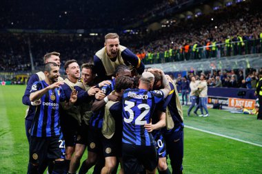 Internazionale Milano ve FC Barcelona (Maciej Rogowski) takımları arasında oynanan UEFA Şampiyonlar Ligi yarı final maçında Inter 'in oyuncuları Hakan Calhanoğlu' ndan gol üstüne gol atarken görüldü.)