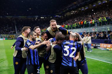 Internazionale Milano ve FC Barcelona (Maciej Rogowski) takımları arasında oynanan UEFA Şampiyonlar Ligi yarı final maçında Inter 'in oyuncuları Hakan Calhanoğlu' ndan gol üstüne gol atarken görüldü.)