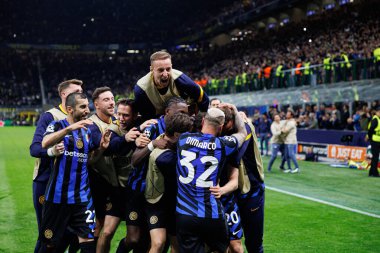 Internazionale Milano ve FC Barcelona (Maciej Rogowski) takımları arasında oynanan UEFA Şampiyonlar Ligi yarı final maçında Inter 'in oyuncuları Hakan Calhanoğlu' ndan gol üstüne gol atarken görüldü.)
