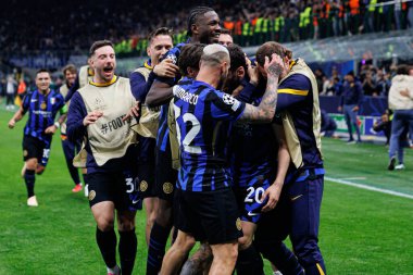 Internazionale Milano ve FC Barcelona (Maciej Rogowski) takımları arasında oynanan UEFA Şampiyonlar Ligi yarı final maçında Inter 'in oyuncuları Hakan Calhanoğlu' ndan gol üstüne gol atarken görüldü.)