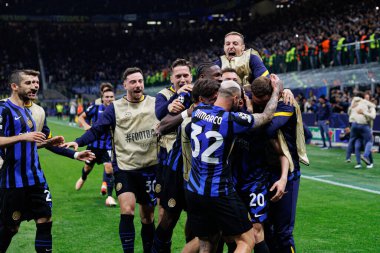 Internazionale Milano ve FC Barcelona (Maciej Rogowski) takımları arasında oynanan UEFA Şampiyonlar Ligi yarı final maçında Inter 'in oyuncuları Hakan Calhanoğlu' ndan gol üstüne gol atarken görüldü.)