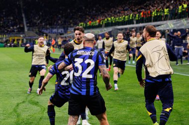 Internazionale Milano ve FC Barcelona (Maciej Rogowski) takımları arasında oynanan UEFA Şampiyonlar Ligi yarı final maçında Inter 'in oyuncuları Hakan Calhanoğlu' ndan gol üstüne gol atarken görüldü.)
