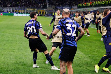 Hakan Calhanoğlu, UEFA Şampiyonlar Ligi yarı final maçında Milano ve Barcelona (Maciej Rogowski) takımları arasında gol attıktan sonra kutlama yaparken görüldü.)