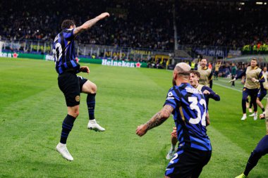 Hakan Calhanoğlu, UEFA Şampiyonlar Ligi yarı final maçında Milano ve Barcelona (Maciej Rogowski) takımları arasında gol attıktan sonra kutlama yaparken görüldü.)